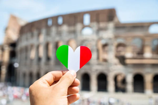 Woman Holding Heart Shaped Italian Flag Front Colosseum Italy — Stock Photo, Image