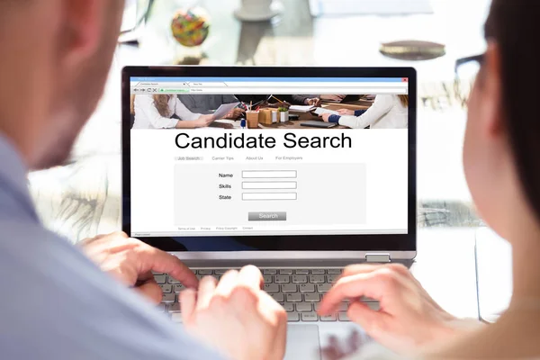 Zwei Arbeitgeber Auf Der Suche Nach Neuen Bewerbern Mittels Suchmaschine — Stockfoto