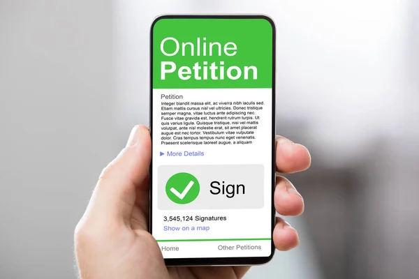 Man Tittar Online Petition Formulär Smartphone — Stockfoto