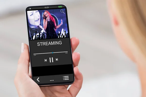 Close Van Vrouw Kijken Naar Muziek Video Smartphone — Stockfoto