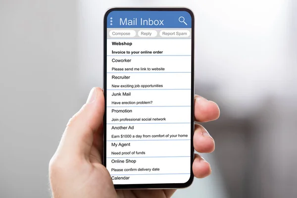 Närbild Man Kontrollera Mail Inbox Mobilephone Display — Stockfoto