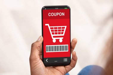 Alışveriş Kuponu ile Cep Telefonu Tutan Adamın Eli Yakın Çekim