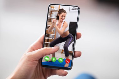 İnsan Smartphone Yoga Trainer ile Görüntülü Arama Yapıyor