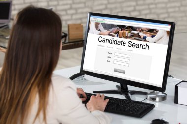 İşkadını Ofiste Bilgisayarda Arama Motoru Kullanarak Yeni İş Adayları Arıyor