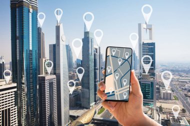 Yer Işaretçisi ile Dubai City Akıllı Telefon Ekranında Gps Harita Navigasyon Uygulaması Kullanan Turist