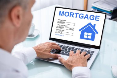 İşadamının Elini Dolduran Mortgage Başvuru Formu Laptop Over Desk