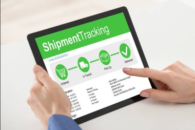 Beyaz Masa Üzerinde Dijital Tablet Kullanarak Web Sitesinde Gönderi Takibini Kontrol Edin