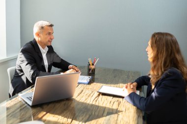 Olgun İşadamı Ofiste Ahşap Masa Üzerinde Kadın Bir Röportaj Taking