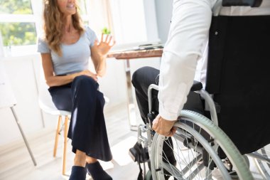 Engelli İşadamının İşyerinde Buluşmasında Arkadan Görünümü