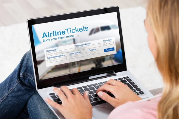 Evde Dijital Laptop Kullanarak Online Uçak Bileti Rezervasyonu Kadın — Stok fotoğraf