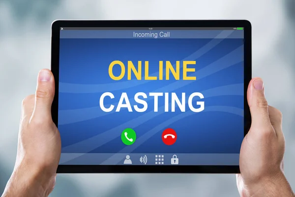 Persona Che Tiene Tablet Digitale Con Testo Casting Online Che — Foto Stock