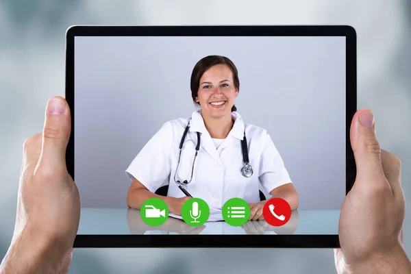 Närbild Person Som Gör Video Konferens Med Läkare Digital Tablet — Stockfoto