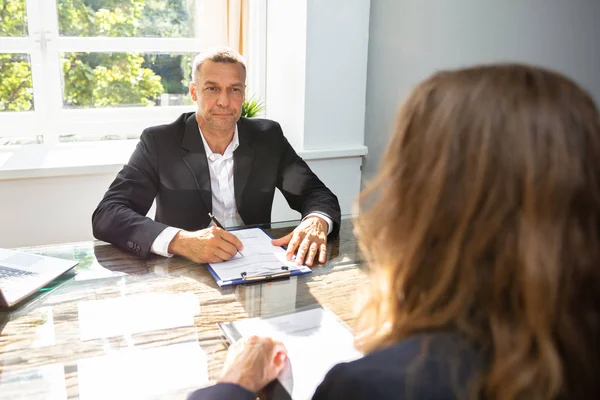 Olgun İşadamı İşyerinde Kadın Başvuru Görüşme