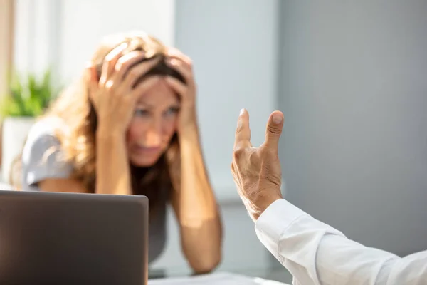 Olycklig Kvinna Tittar Hennes Kollega När Sitter Kontoret — Stockfoto
