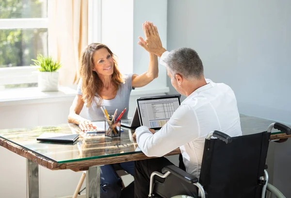 Empresario Discapacitado Que Cinco Altos Sonriente Pareja Femenina Cargo — Foto de Stock