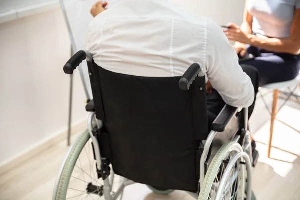 Widok Tyłu Niepełnosprawny Biznesmen Spotkaniu Miejscu Pracy — Zdjęcie stockowe