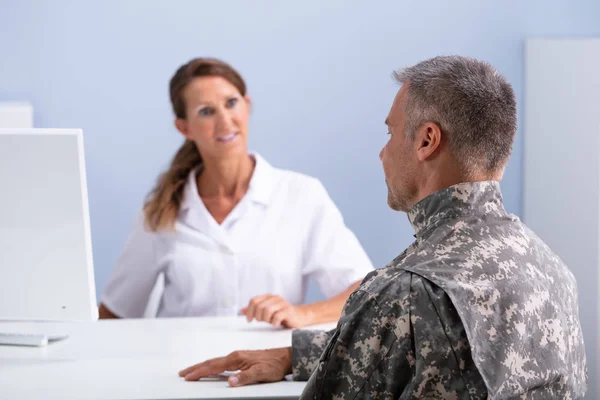 Close Depressed Army Soldier Suffering Ptsd Psychotherapy Session Doctor Clinic — Stok Foto