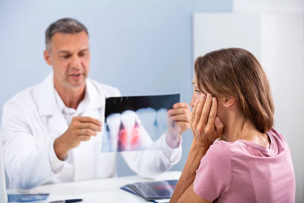 Mujer Con Dolor Muelas Sentada Frente Médico Revisando Radiografía Dental —  Fotos de Stock