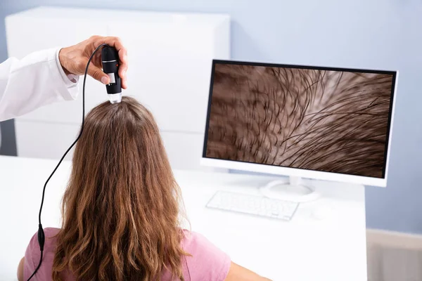 Närbild Hudläkare Använda Trichoscope För Hår Falla Behandling Hans Klinik — Stockfoto