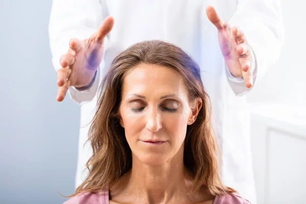 Close Terapeuta Mão Dando Reiki Cura Tratamento Para Mulher Spa — Fotografia de Stock