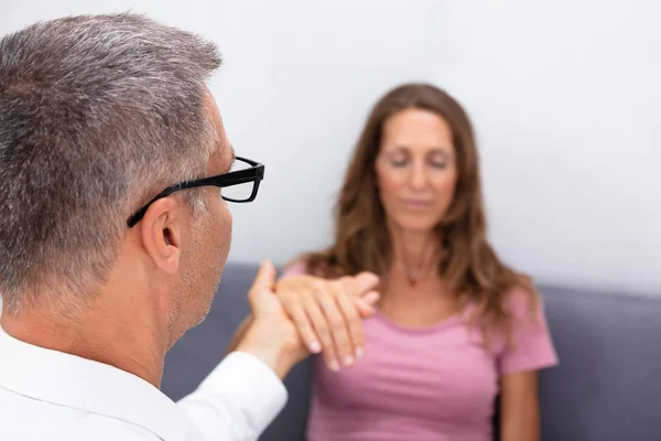 Närbild Professionella Hypnosterapeuten Innehar Kvinnan Hand Hypnoterapi — Stockfoto