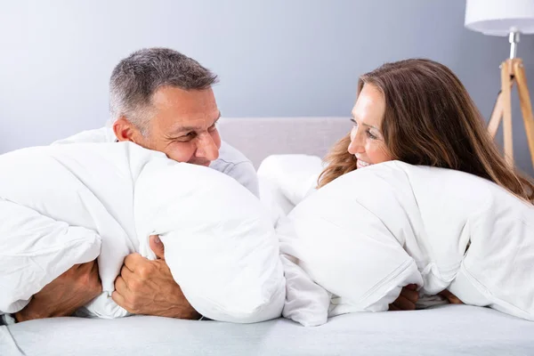 Pareja Feliz Relajándose Cama Con Almohada Blanca —  Fotos de Stock