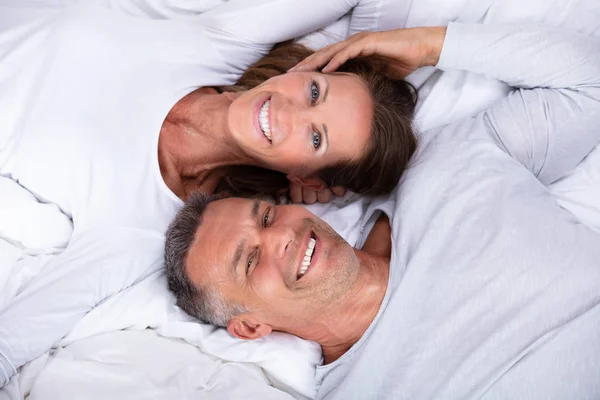 Hoge Hoek Uitzicht Van Gelukkige Volwassen Paar Liggend Bed — Stockfoto