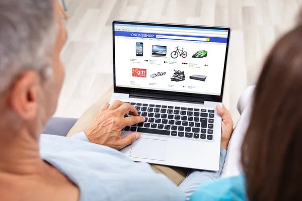 Par Som Använder Laptop För Shopping Nätet Hemma — Stockfoto