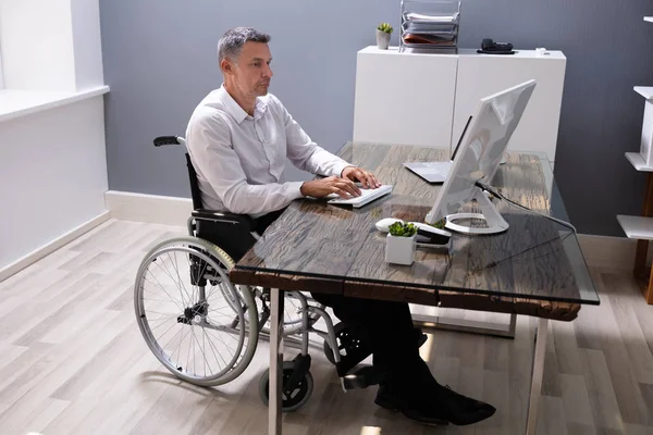 Empresario Discapacitado Sentado Silla Ruedas Usando Computadora Oficina — Foto de Stock