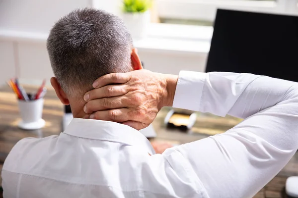 Jungunternehmer Leidet Büro Unter Nackenschmerzen — Stockfoto