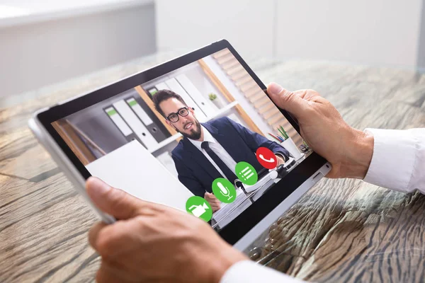 Videoconferencia Empresarios Con Compañero Trabajo Tablet —  Fotos de Stock
