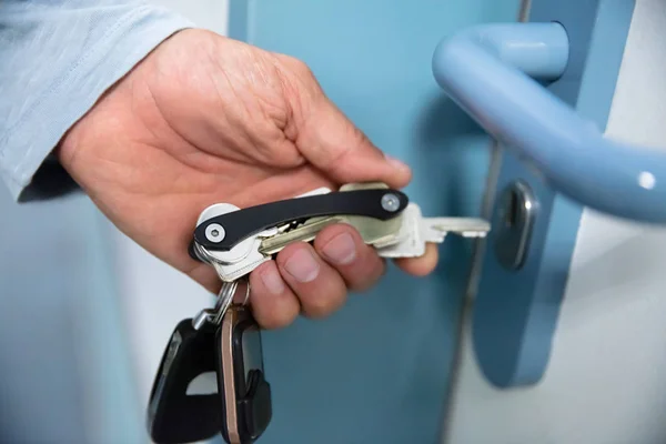 Hombre Usando Organizador Dominante Para Abrir Puerta —  Fotos de Stock