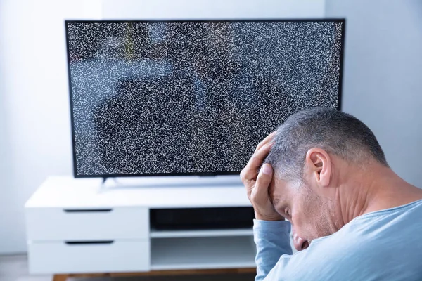 Mann Sitzt Ohne Signal Auf Sofa Vor Fernseher — Stockfoto