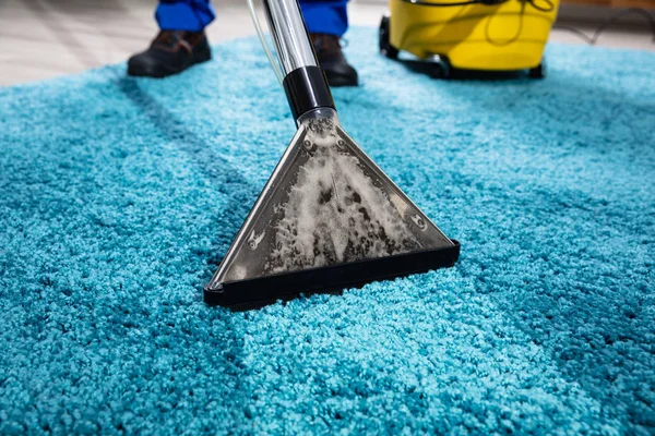 Close Person Cleaning Carpet Vacuum Cleaner — Stok Foto