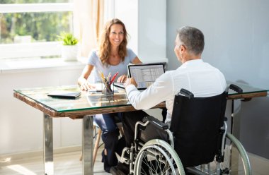 Eşi ile Laptop Üzerinde Çalışan Engelli İşadamı nın Arka Görünümü