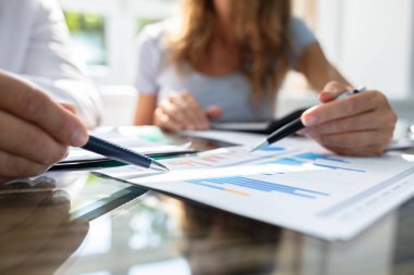 Ofis Masası Üzerinden Grafik Analiz İki İşadamları Orta Bölümü