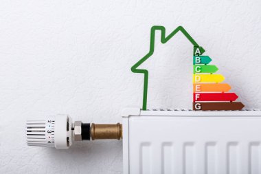 Evde Radyatör üzerinde Enerji Verimliliği Oranı Gösteren Ev Modeli Close-Up