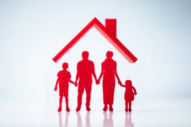 Beyaz Arka Plan Üzerinde Aile Figürleri Siluet Above House Çatı