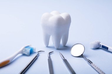 Mavi Arka Plan Üzerinde Diş Modeli ve Diş Ekipmanları