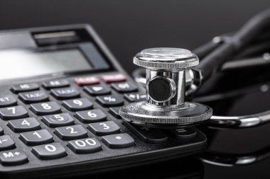 Stetoskop ve Hesap Makinesi Siyah Arka Plan Üzerinde Bir Havai Görünüm