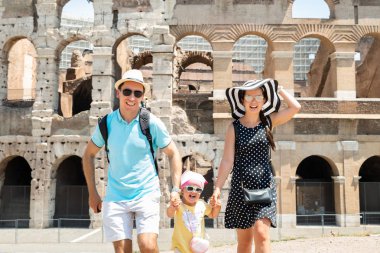 Genç Turist Aile Roma,İtalya'da Colosseum Önünde Koşu