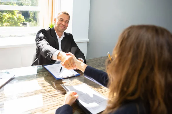 Lachende Volwassen Zakenman Schudden Hand Met Vrouwelijke Kandidaat Bureau Werkplek — Stockfoto