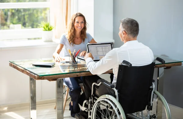 Eşi ile Laptop Üzerinde Çalışan Engelli İşadamı nın Arka Görünümü