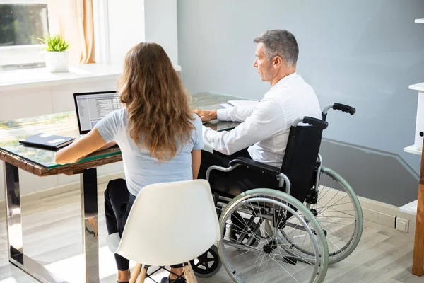 Niepełnosprawny Biznesmen Siedzący Rezygnować Jego Wspólnik Rezygnować Laptop Przez Biurko — Zdjęcie stockowe