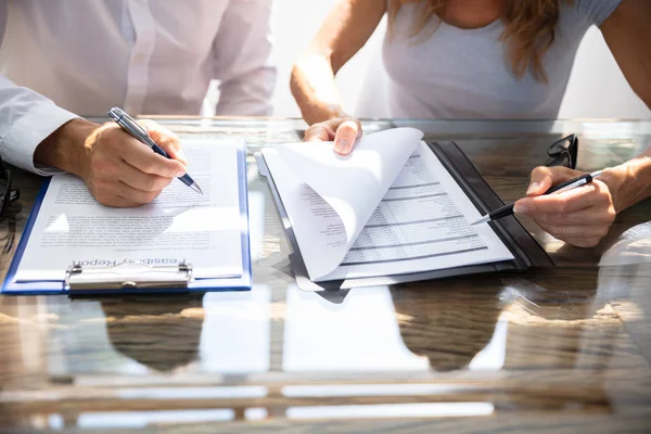 Due Colleghi Lavoro Seduti Alla Scrivania Che Lavorano Insieme Ufficio — Foto Stock