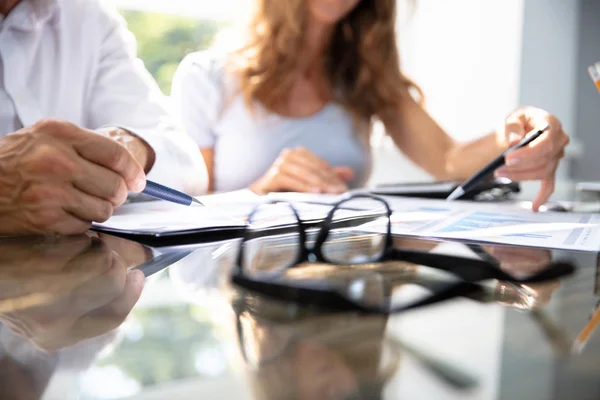 Närbild Två Business People Hand Analysera Graf Skrivbordet Office — Stockfoto