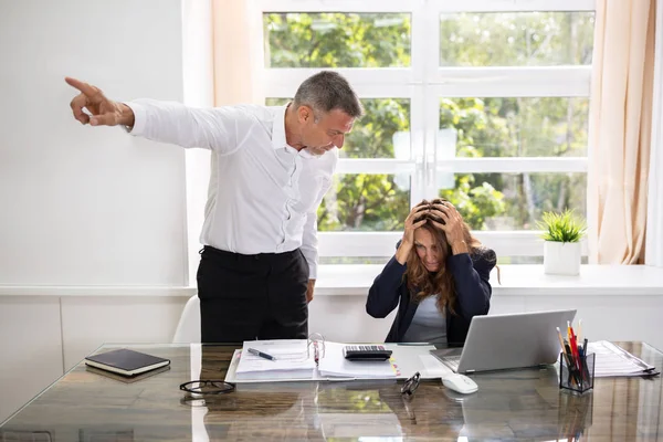 Arg Mogen Affärsman Skjuter Upprörd Kvinnlig Anställd Office — Stockfoto