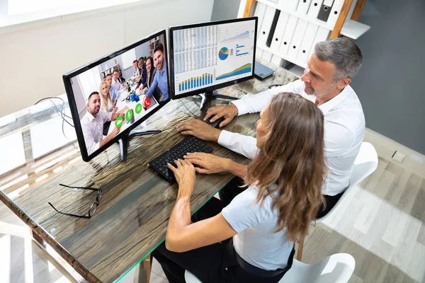 Zralý Obchodník Video Conferencing Svým Kolegou Počítači — Stock fotografie