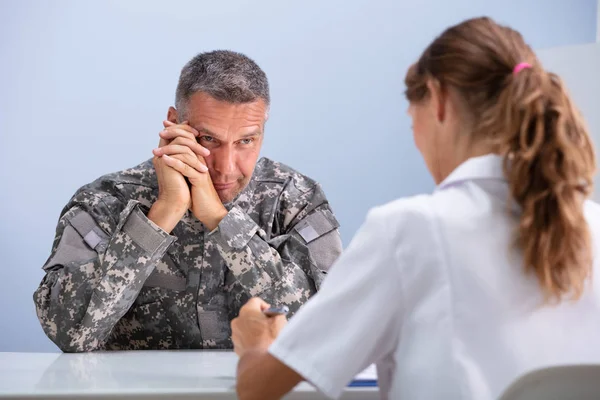 Close Soldado Exército Deprimido Sofrendo Tsp Durante Sessão Psicoterapia Clínica — Fotografia de Stock