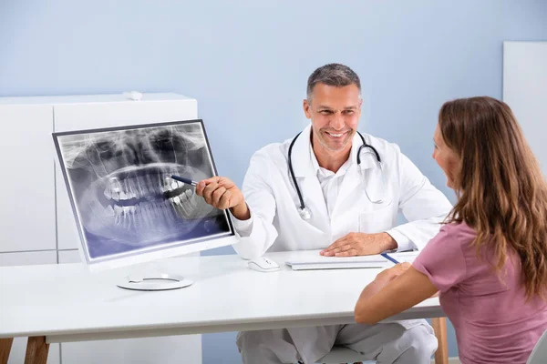 Dentista Explicando Mostrando Dental Panorama Raio Para Mulher — Fotografia de Stock